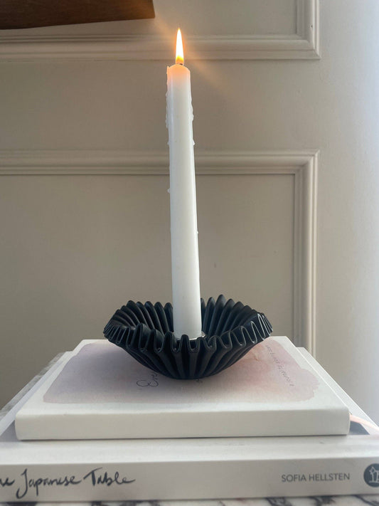 Ruffle decor candle holder in black