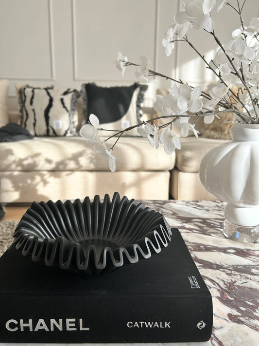 Ruffle decor bowl in black